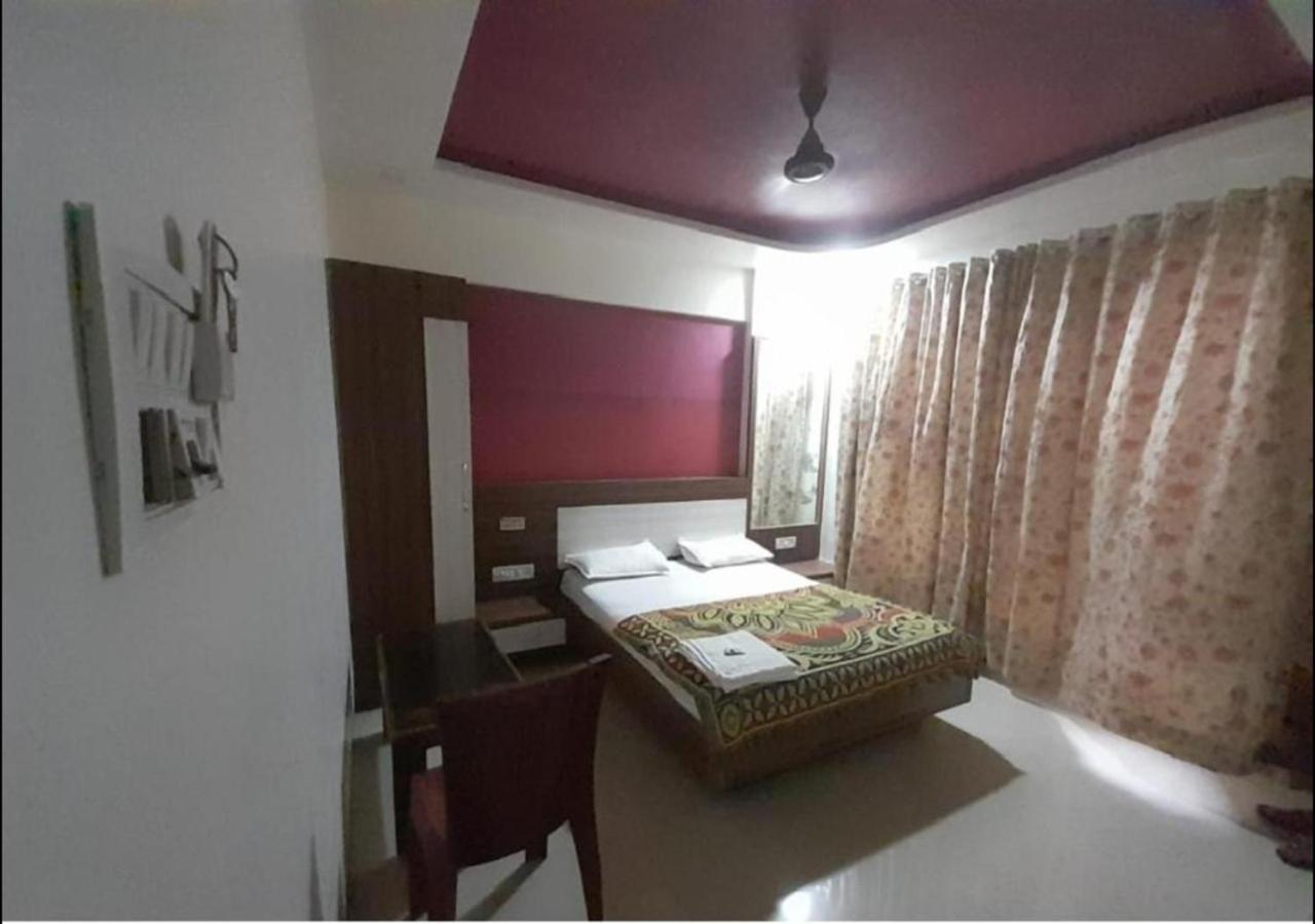 Hotel Sai Ganesh Lodging & Boarding By Wb Inn Titwala Zewnętrze zdjęcie