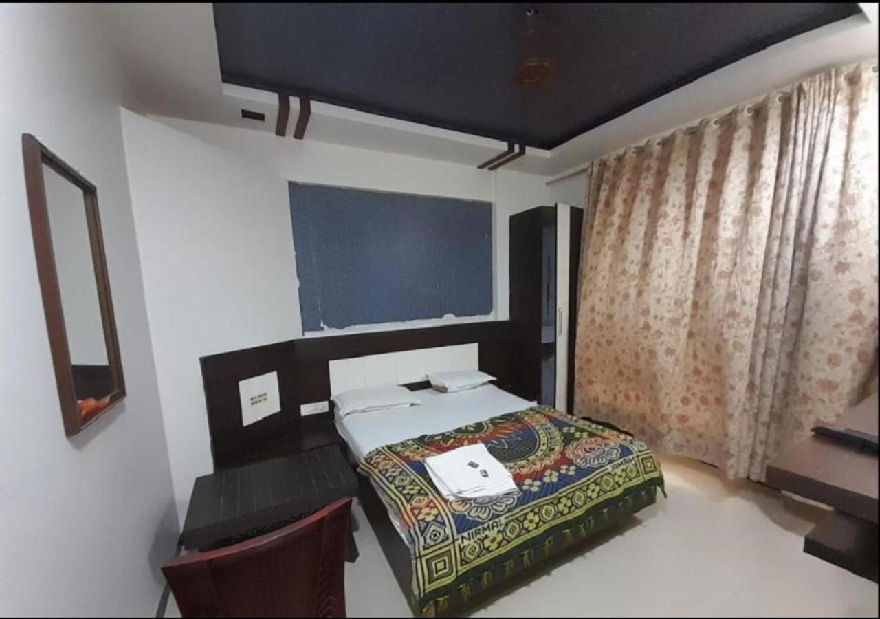 Hotel Sai Ganesh Lodging & Boarding By Wb Inn Titwala Zewnętrze zdjęcie