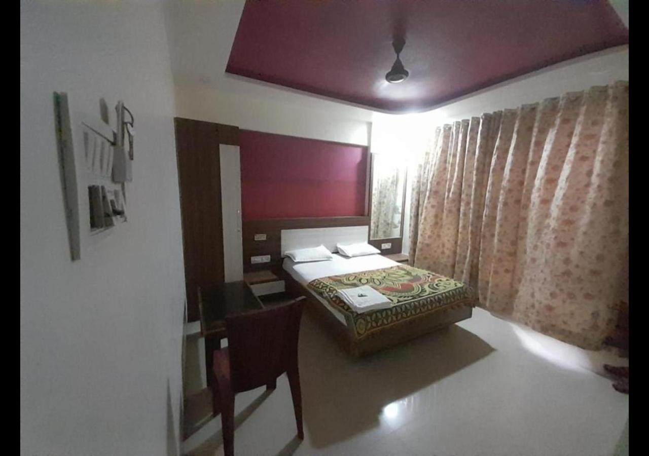 Hotel Sai Ganesh Lodging & Boarding By Wb Inn Titwala Zewnętrze zdjęcie